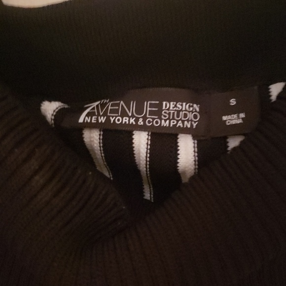 Black and White Stripped Off-the-Shoulder Sweater - Picture 4 of 4